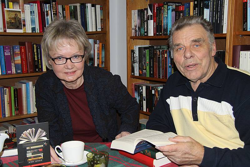 Helge Detlefs und Hans Hachmann in der neuen Alvesloher Gemeindebücherei