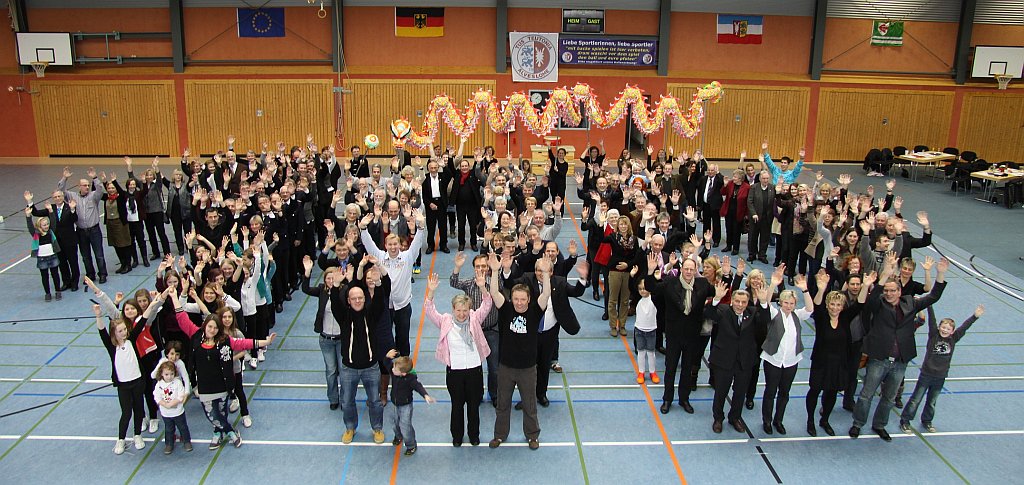 ca 200 Teilnehmer beim Neujahrsempfang bilden eine 100 zu Ehren des runden Geburtstages des TuS Teutonia Alveslohe