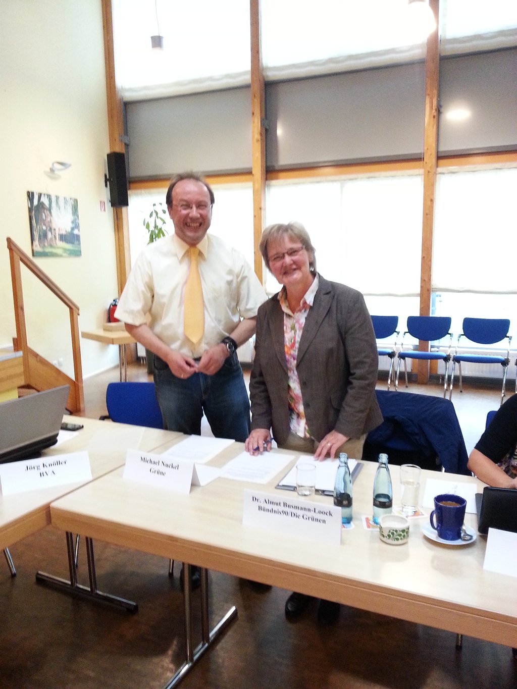 BGM Peter Kroll vereidigt die neue Gemeindevertreterin Frau Dr. Almut Busmann-Loock
