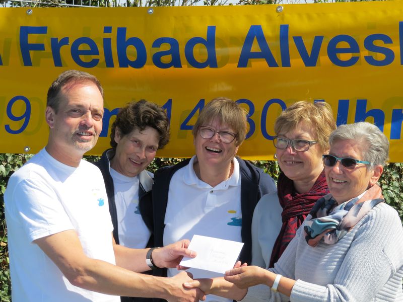 Spendenübergabe vom Hausfrauenbund an den Förderverein Freibad Alveslohe e.V.
